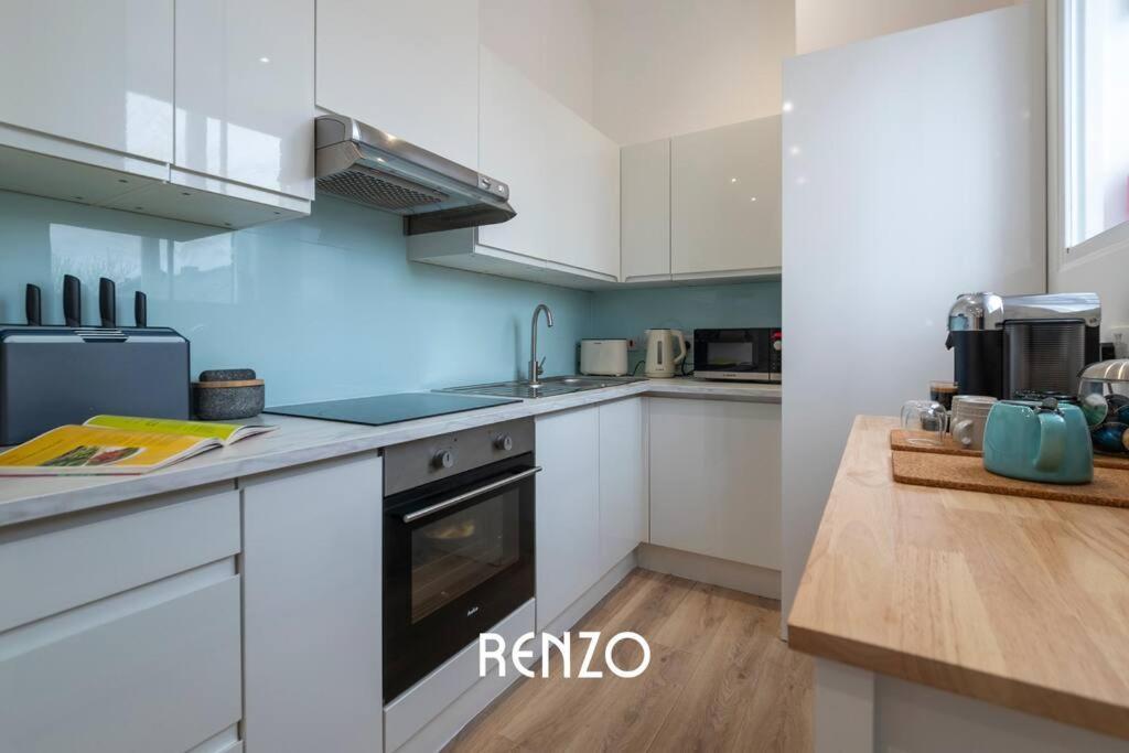 Stylish 2-bed In On-trent By Renzo, Free Parking And Wi-fi! Apartment