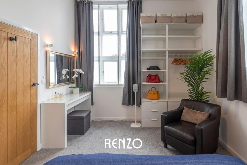 Stylish 2-bed In On-trent By Renzo, Free Parking And Wi-fi! * Newark-on-Trent (Nottinghamshire)