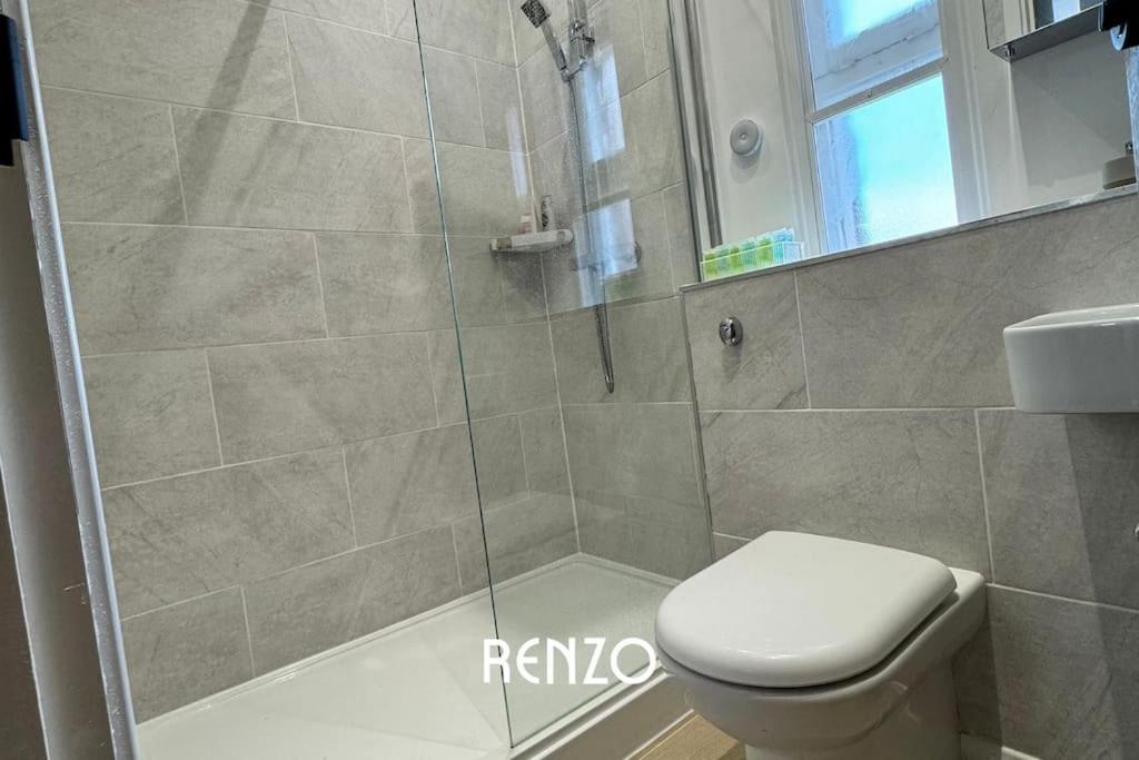 Stylish 2-bed In On-trent By Renzo, Free Parking And Wi-fi!
