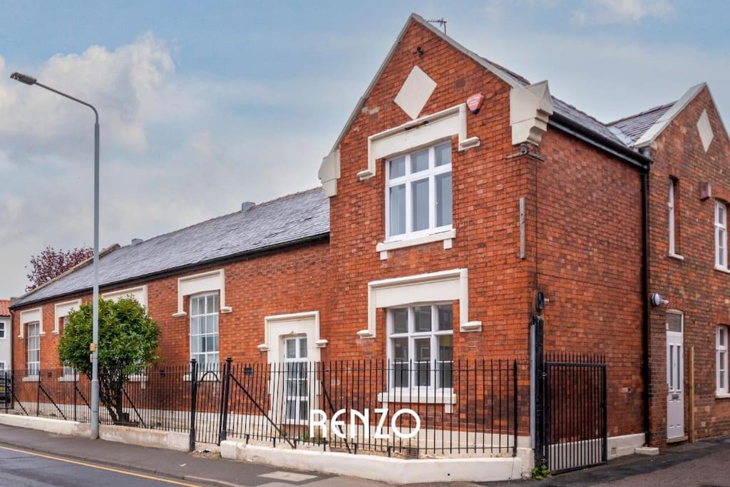 Stylish 2-bed In On-trent By Renzo, Free Parking And Wi-fi! Apartment