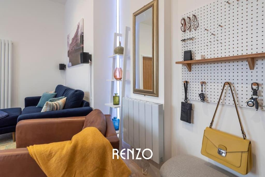 Stylish 2-bed In On-trent By Renzo, Free Parking And Wi-fi! * Newark-on-Trent (Nottinghamshire)